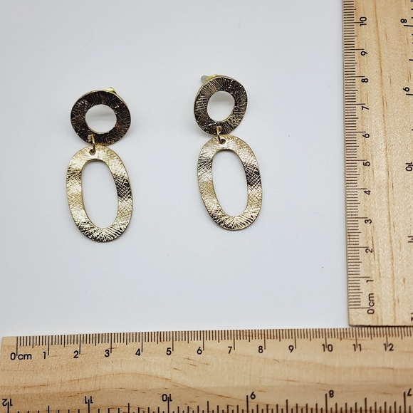 NWOT Gold Tone Hammered Metal Oval Circle Statement Stud Earrings - Picture 6 of 7